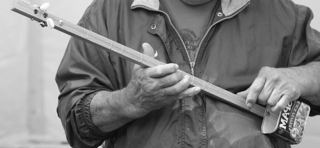 ¿Cómo elaborar un instrumento musical con material reciclable? - Chatarrería Hermanos Lopez como elaborar un instrumento musical con material reciclable