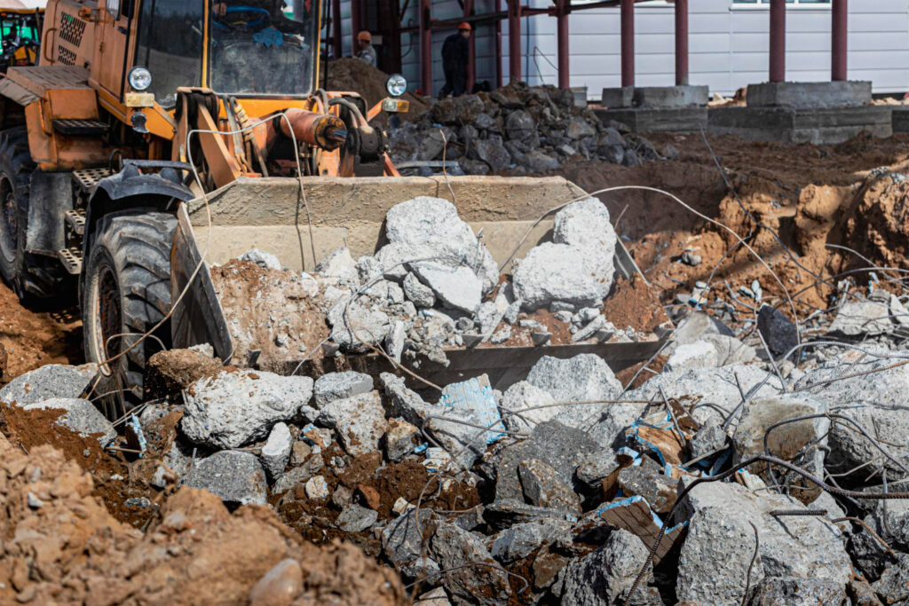 Dónde tirar escombros de una obra en una nave industrial - Chatarrería Hermanos Lopez ecombros - Chatarrería Hermanos Lopez